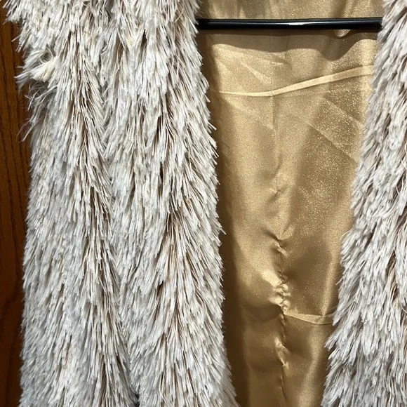 Faux fur vest - Picture 2 of 5
